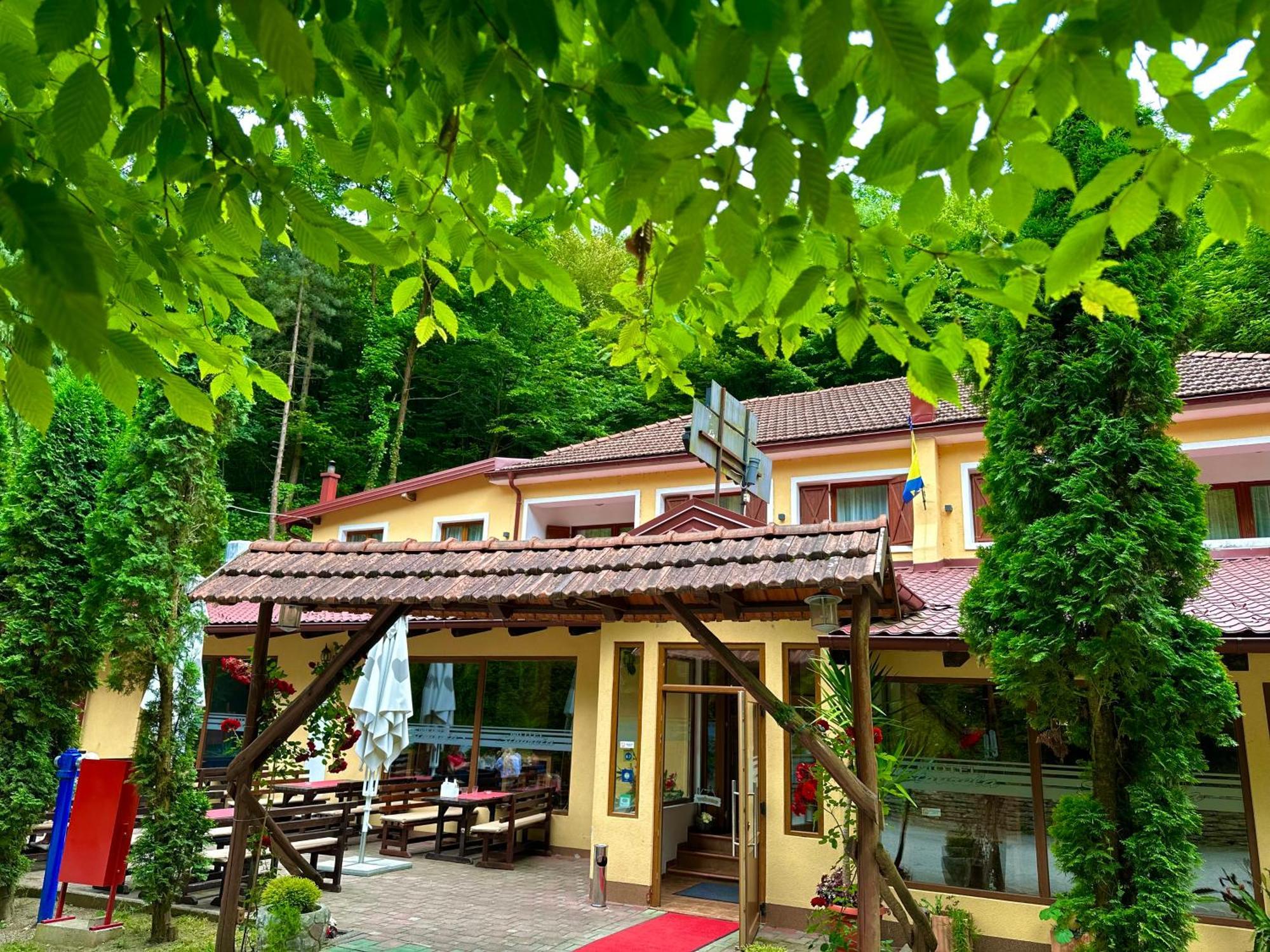 Motel Stovrela Цазин Экстерьер фото